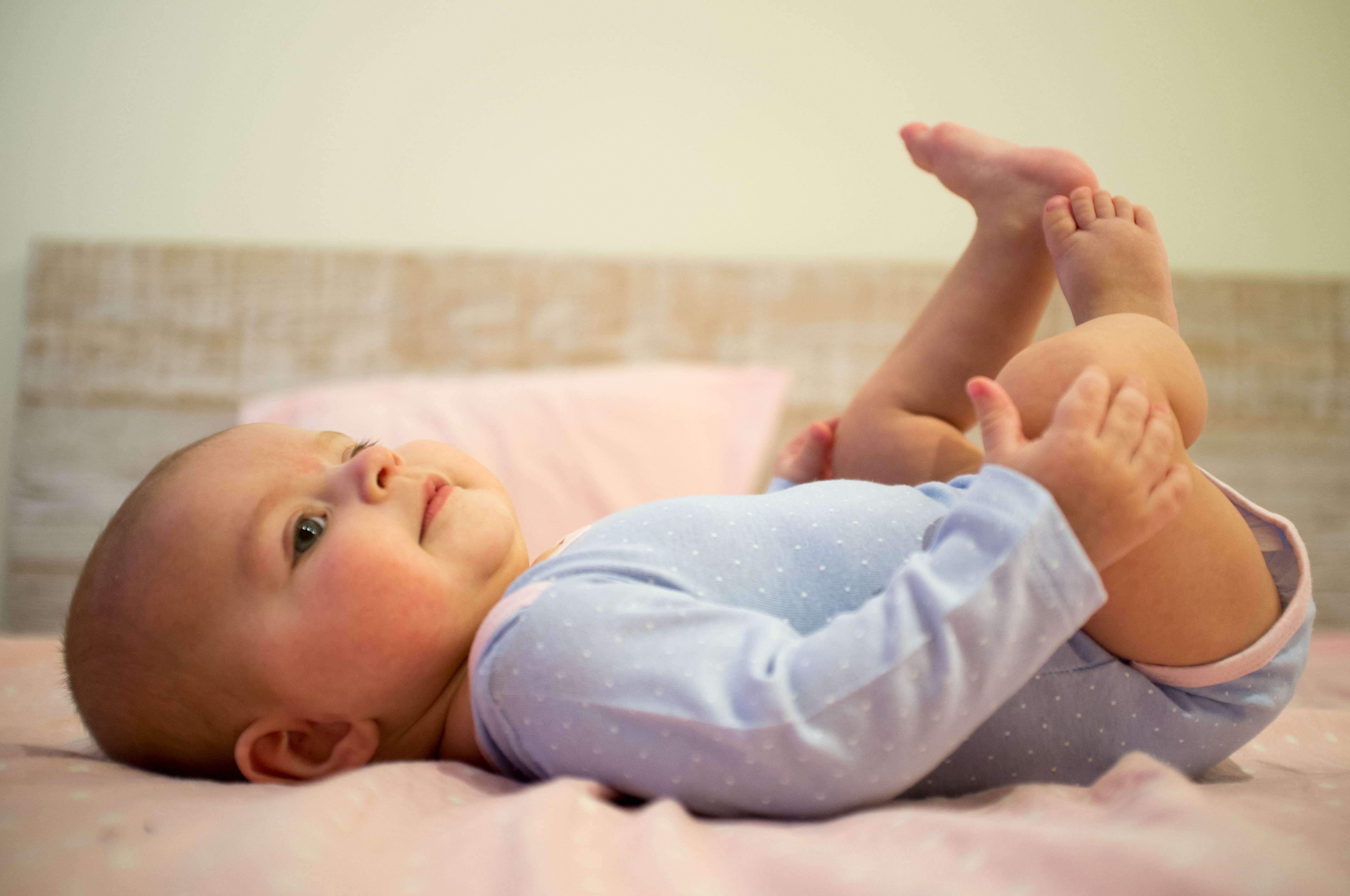 hand-person-kid-leg-child-baby-1093888-pxhere.com the Pikler approach